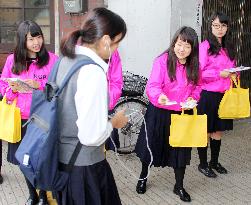 Osaka high school girls distribute anti-molester handouts