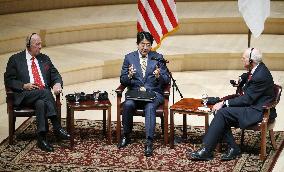 PM Abe attends symposium at Stanford Univ.