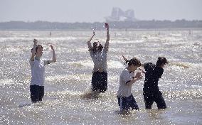 Mercury exceeds 35 C in many parts of Japan