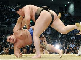 Mongolian yokozuna Hakuho unbeaten at spring sumo