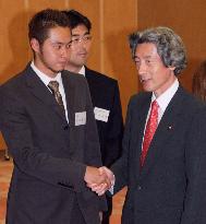 (3)Koizumi cheers top athletes