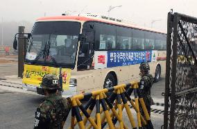 1,100 S. Koreans use new overland route to visit N. Korea