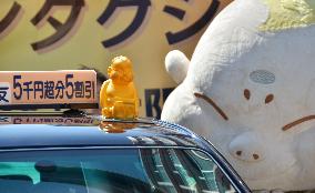Osaka taxis begin carrying "lucky god" statuette on rooftop