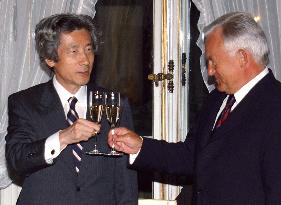 (3)Koizumi, Miller toast each other in Warsaw