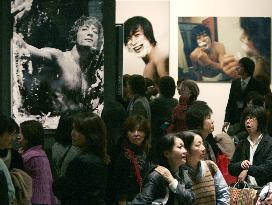 (2)Fans gather to see photo exhibit of S. Korean star