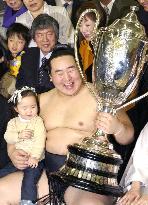 (3)Yokozuna Asashoryu wins New Year's meet with flawless record