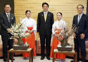 Abe gets courtesy call by 'plum mission' from Dazaifu shrine