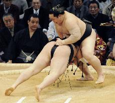 Asashoryu opens with win at Kyushu meet