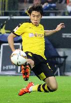 Japanese MF Kagawa sets up 3, helping Dortmund trounce Augsburg