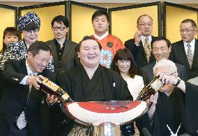 Hakuho celebrates 34th career championship