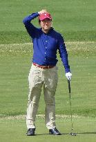 PM Abe plays golf after U.S. trip
