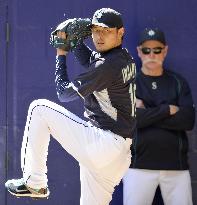 Iwakuma has 1st bullpen session since injury