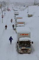 Snow hits western Japan