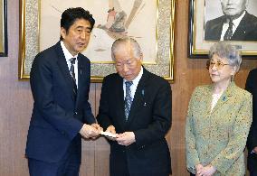 PM Abe meets with families of Japanese abductees