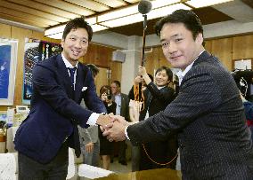 Ex-major leaguer Fujikawa meets with Kochi governor