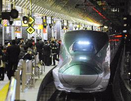 Long-nosed bullet train 'debuts' in Tokyo