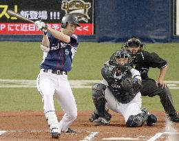 Akiyama breaks Murton's single-season record with 215th hit