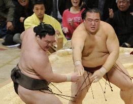 Record-chasing Hakuho's winning streak ends at 63