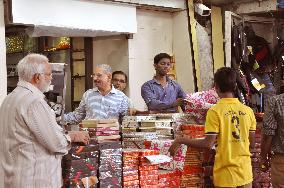 Gift shoppers swarm shop for India's Diwali festival