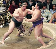 Asashoryu still chasing Tochi, Hokutoriki at New Year Sumo