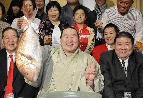 Asashoryu clinches 25th Emperor's Cup at New Year basho