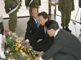 Hatoyama lays flowers at Arafat's grave