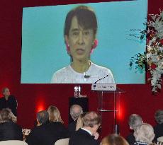 Suu Kyi receives 2011 Chatham House Prize