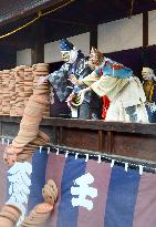 Plate-smashing 'kyogen' drama staged at Kyoto temple