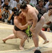 Hakuho takes over sole lead in Nagoya with 4 hot on his heels