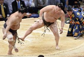 Hakuho unbeaten at Kyushu sumo tournament