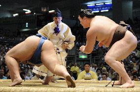 Undefeated Hakuho in driver's seat at Nagoya sumo