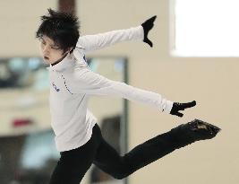 Figure skating: Hanyu practices in Toronto