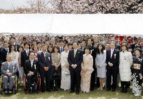 Prime Minister Hatoyama hosts cherry-viewing party