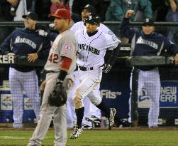 Ichiro ties Harimoto's record for most career hits