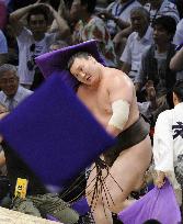 Yokozuna Hakuho suffers loss