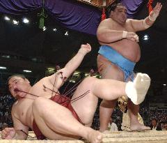 Yokozuna Musashimaru beats Kyokushuzan