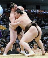 Hakuho beats Wakanoho at spring sumo