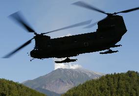 SDF helicopter with 'snowshoes' flies to Mt. Ontake