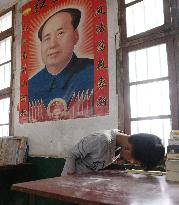 Private school in China bases education on Mao's teachings