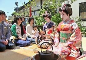"Maiko" entertainment girls attend Nepal charity event
