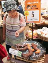 Department store sells eel-shaped doughnuts on "dog days" custom