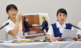 Young Japanese peace envoys report their overseas trip