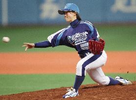 Japanese female knuckleballer makes debut against men