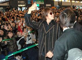 (2)Fans flock to Narita airport to see 'Winter Sonata' hero