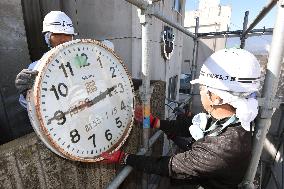 Clock removed from quake-hit school building in Miyagi Pref.