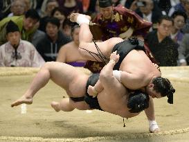 Yokozuna Harumafuji beats ozeki Goeido at spring sumo tournament