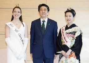 PM Abe meets with U.S., Japan cherry blossom queens