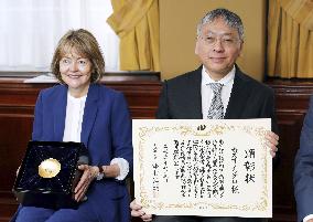 Nagasaki confers awards on Ishiguro