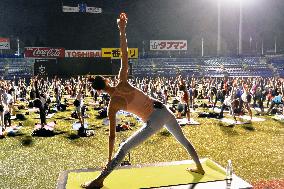 Urbanites flock to outdoor yoga to release stress