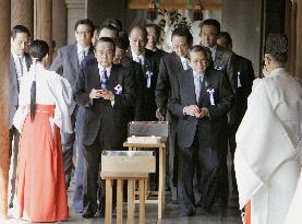 Japanese politicians visit Yasukuni to pay respects to war dead